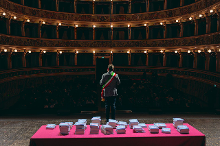 Ascoli Piceno - Consegnata la Costituzione ai diciottenni nel Teatro Ventidio Basso